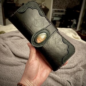 Cartera de cuero hecha a mano con cristal de labradorita