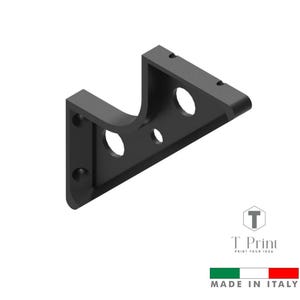 Op de afbeelding: Zwarte 3D-geprinte beugel met een gebogen steun en meerdere gaten voor montage. De beugel heeft een driehoekige vorm met een platte basis en een gebogen bovenkant. De tekst "T Print" en "MADE IN ITALY" zijn zichtbaar.