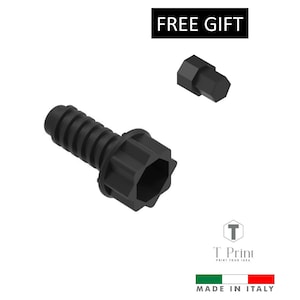 Könnte beinhalten: Schwarzer Flaschenverschluss in geometrischer Form mit geriffeltem Körper und sechseckigem Kopf. Ein kleinerer, passender Verschluss ist ebenfalls vorhanden. Das Bild enthält den Text "FREE GIFT" und "MADE IN ITALY".