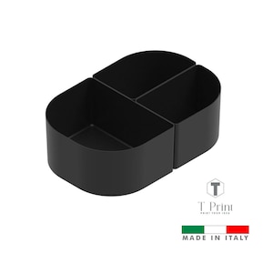 Può includere: Un organizer da scrivania nero con quattro scomparti. L'organizer è realizzato in un materiale solido e ha angoli arrotondati. Il logo T Print e il testo "MADE IN ITALY" sono visibili.