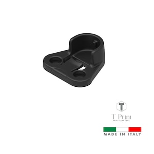 Może przedstawiać: Czarny, plastikowy wspornik z dwoma otworami montażowymi i zakrzywioną górą. Wspornik jest przeznaczony do trzymania przedmiotu. Obraz zawiera również tekst "T Print" i "MADE IN ITALY".