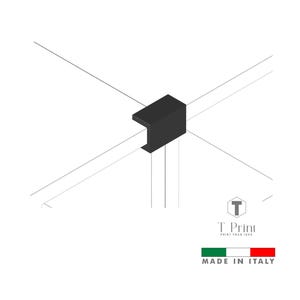 Può includere: Una staffa geometrica nera con un'apertura a forma di C, posizionata all'incrocio di diverse linee grigie sottili. L'immagine include il testo "T Print" e "Made in Italy" con la bandiera italiana.