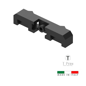 Puede incluir: Componente negro rectangular impreso en 3D con un orificio cilíndrico central y bordes escalonados. La imagen incluye el logotipo "T. Print" y el texto "MADE IN ITALY" con la bandera italiana.