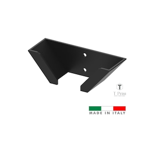 Op de afbeelding: Zwarte metalen wandbeugel met twee gaten voor montage. De beugel heeft een gebogen vorm en is ontworpen om een rol keukenpapier te houden.
