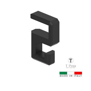 Może przedstawiać: Czarny, geometryczny obiekt w kształcie haka. Projekt to solidna, kątowa forma o prostokątnym profilu. Obraz zawiera tekst "T. Print PRINT YOUR IDEA" i "MADE IN ITALY" z włoską flagą.