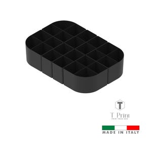 Op de afbeelding: Zwarte rechthoekige organizer met meerdere vierkante compartimenten. Het product heeft afgeronde hoeken en is gemaakt in Italië. Het T. Print-logo is zichtbaar.