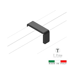 Può includere: Una staffa nera ad angolo retto, forse per il montaggio o il supporto, è mostrata in un design minimalista. La staffa è posizionata sopra tre linee bianche parallele. L'immagine include il testo "T. Print PRINT YOUR IDEA" e "MADE IN ITALY".
