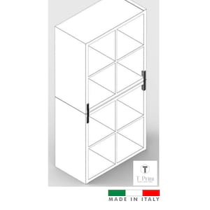 Op de afbeelding: Een wit boekenrek met 6 vakken en zwarte metalen beugels. Het boekenrek is gemaakt in Italië.