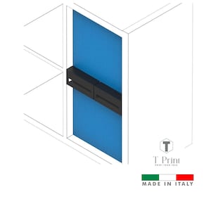 Könnte beinhalten: Architektonische Darstellung eines weißen Schranks mit einer strukturierten blauen Platte und schwarzer Hardware. Der Text "T. Print" und "MADE IN ITALY" sind sichtbar.