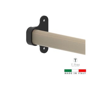 Könnte beinhalten: Schwarze Wandhalterung aus Metall mit einem beigefarbenen Holzstab. Die Wandhalterung hat zwei Löcher für Schrauben. Der Stab ist mit einer schwarzen Metallhalterung an der Wandhalterung befestigt. Der Text "T. Print" und "MADE IN ITALY" ist unterhalb des Stabes sichtbar.