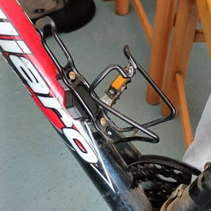Fietshouder voor Apple AirTag – Veilig te bevestigen aan de gaten in de bidonhouder van MTB, e-bikes en baanfietsen – Antidiefstal en onopvallend ontwerp! (Mat: PETG)