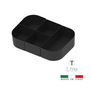 Op de afbeelding: Een zwarte organizer met zes compartimenten. Het product is gemaakt van een solide materiaal en heeft afgeronde hoeken. Het logo van T. Print is zichtbaar, samen met de tekst "MADE IN ITALY".