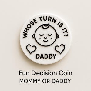 Può includere: Una moneta decisionale rotonda bianca con testo e grafica neri. La moneta presenta un volto di bambino, due cuori e le parole "WHOSE TURN IS IT?" e "DADDY." Il testo "Fun Decision Coin MOMMY OR DADDY" è stampato sotto.
