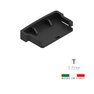 Op de afbeelding: Een zwart rechthoekig kunststof onderdeel met een verzonken interieur en verhoogde steunen. De afbeelding bevat de tekst "T Print PRINT YOUR IDEA" en "MADE IN ITALY" met de Italiaanse vlag.