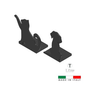 Peut inclure: Deux serre-livres noirs en métal en forme de chat et de chien. Le chat est assis, la queue enroulée, et le chien est debout. Les serre-livres sont sur des bases rectangulaires. Le texte "MADE IN ITALY" est en dessous.