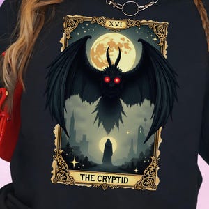 Mothman Tarot T-Shirt, Cryptid Grafik T-Shirt, Gothic Okkultes Shirt, Paranormale Monster Bekleidung, Witchy & Horror Ästhetik, Urban Legend Geschenk