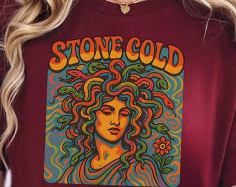サイケデリックなメデューサTシャツ、70年代のヴィンテージレトロ「ストーンコールド」スネークヘアの女神Tシャツ、大胆でエッジの効いた神話的ボヘミアンヒッピートップス、彼女へのファンキーなギフト