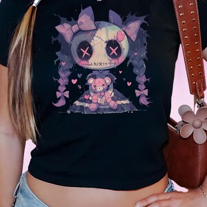 ゴシックブードゥードールベビーTシャツ、パステルゴスクロップトップ、不気味でかわいい服、原宿カワイイTシャツ、オルタナティブ、魔女風、エモ＆ストリートウェアギフト