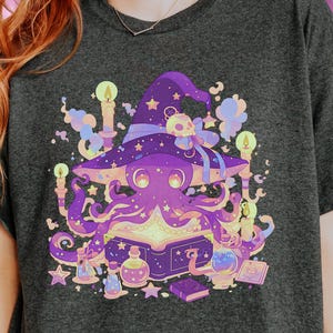 Camiseta de polvo com estampa de bruxa gótica pastel, camiseta fofa e assustadora, roupas góticas kawaii da Yami, camiseta Harajuku, camiseta grunge com estampa de bruxa e pastel, presente para góticos