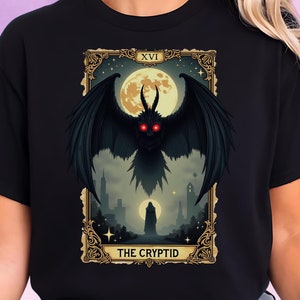 Mothman Tarot T-Shirt, Cryptid Grafik T-Shirt, Gothic Okkultes Shirt, Paranormale Monster Bekleidung, Witchy & Horror Ästhetik, Urban Legend Geschenk