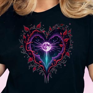 Koszulka Mystical Heart Moon, koszulka Celestial Galaxy z kwiatowym wzorem liści i planet, koszulka Boho Witchy na prezent dla kobiet, estetyczna koszulka Witchy