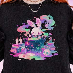 Moletom com estampa de coelho gótico pastel e bruxa, suéter fofo e assustador, blusa kawaii Yami, camisa Harajuku, presentes grunge com estampa de bruxa e pastel, suéter fofo de coelho