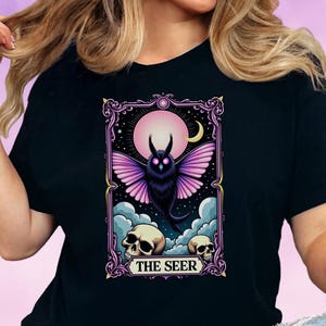 Camiseta con la carta del tarot de Mothman, camiseta gótica de The Seer, regalo de polilla de bruja, estética oculta, camiseta con gráfico de luna y calavera de Harajuku, ropa gótica pastel