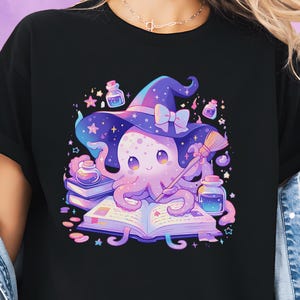 Camiseta gótica pastel com estampa de polvo e bruxa, camiseta fofa e assustadora, roupas góticas kawaii da Yami, camiseta Harajuku, camiseta grunge com estampa de bruxa e pastel, presente para gótico