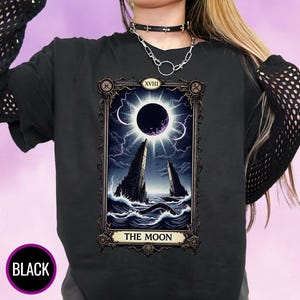 T-shirt de carte de tarot Witchy The Moon avec motif éclipse, t-shirt graphique inspiré de Lovecraft, chemise Dark Fantasy Phase de lune, cadeau esthétique gothique