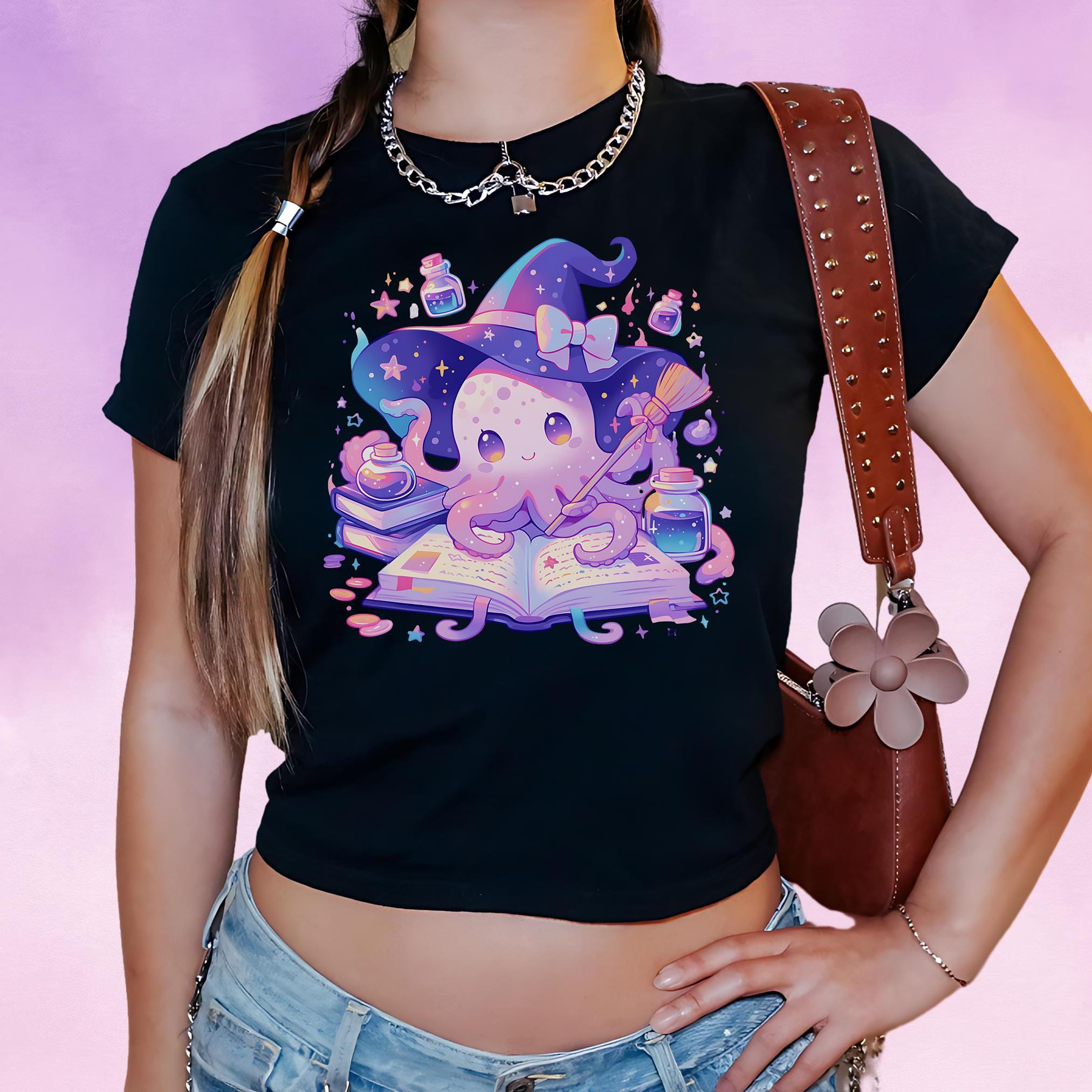 パステルゴス魔女タコベビーTシャツ、不気味でかわいいクロップトップ、闇かわいいオルタナティブウェア、原宿Tシャツ、魔女コア＆Y2K美的Tシャツ