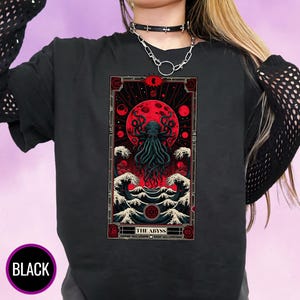 ゴシッククトゥルフTシャツ、アビスタロットカードタコTシャツ、日本のウェーブホラーダーク美学シャツ、オカルトラブクラフトトップ、代替ギフト