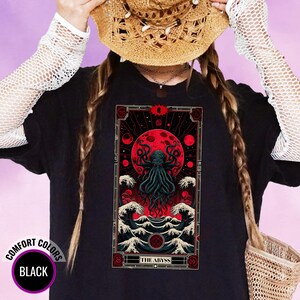 Comfort Colors Cthulhu Shirt, The Abyss Tarot Card Octopus Tee, Japanische Welle Horror Top, Okkultes Lovecraft Top, Geschenk für Alternative Fans