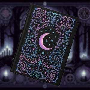 Puede incluir: Diario negro con un diseño de luna creciente y estrellas. La portada presenta un patrón floral y de remolinos en tonos morados, azules y rosas. El diario tiene un fondo oscuro con un tema gótico.