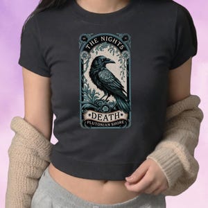 T-shirt bébé corbeau gothique pour femme avec citation esthétique du tarot vintage et rive plutonienne, haut court Dark Academia, art occulte du corbeau, cadeau Poe