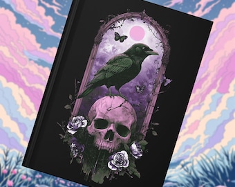 Può includere: Quaderno nero con un'illustrazione gotica. Un corvo verde è appollaiato su un teschio rosa, circondato da rose viola e farfalle. Lo sfondo presenta una luna piena e un cielo pastello, creando un'estetica oscura e sognante.