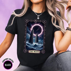 Comfort Colors タロットカードTシャツ、月の代替グラフィックTシャツ、天体日食のダークな美学をあしらったゴシックタロット、魔女ファンへのギフト