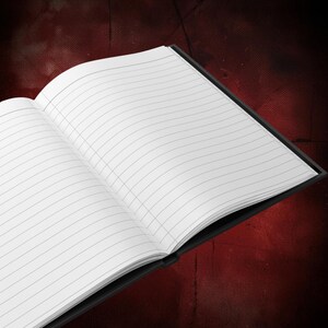 K&ouml;nnte beinhalten: Ein offenes Notizbuch mit schwarzem Einband und linierten Seiten. Die wei&szlig;en Seiten sind mit horizontalen Linien zum Schreiben versehen. Das Notizbuch ist vor einem dunkelroten Hintergrund platziert, was einen Kontrast erzeugt, der die Seiten hervorhebt.