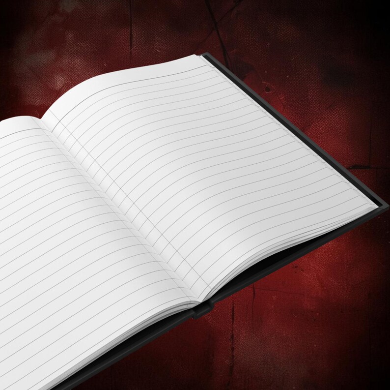 K&ouml;nnte beinhalten: Ein offenes Notizbuch mit schwarzem Einband und linierten Seiten. Die wei&szlig;en Seiten sind mit horizontalen Linien zum Schreiben versehen. Das Notizbuch ist vor einem dunkelroten Hintergrund platziert, was einen Kontrast erzeugt, der die Seiten hervorhebt.