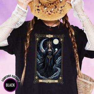 Comfort Colors NYX Göttin Tarot Karte T-Shirt, mystisches Gothic Mond T-Shirt, Celestial Fantasy Witchy Shirt, okkulte griechische Mythologie Geschenk für Sie