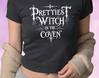 Najładniejsza wiedźma w Coven Baby Tee, Gothic Witchy Crop Top, Alternatywne ubrania Witchcore, Upiorny prezent Wiccan dla kobiet, Estetyka okultystyczna