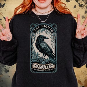 Maglione gotico ispirato a Raven e Poe, felpa Witchy Dark Academia per amanti dei libri, idea regalo letteraria, regalo per appassionati di libri, citazione in cima