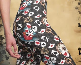 Leggings mit literarischem Druck für Frauen, die die wunderliche Alice im Wunderland-Ästhetik lieben, Fantasy Yoga Stretch Hose mit Spielkartendesign