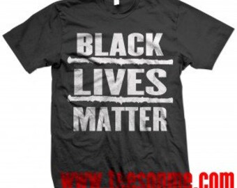 Puede incluir: Camiseta negra con el texto "Black Lives Matter" impreso en blanco.