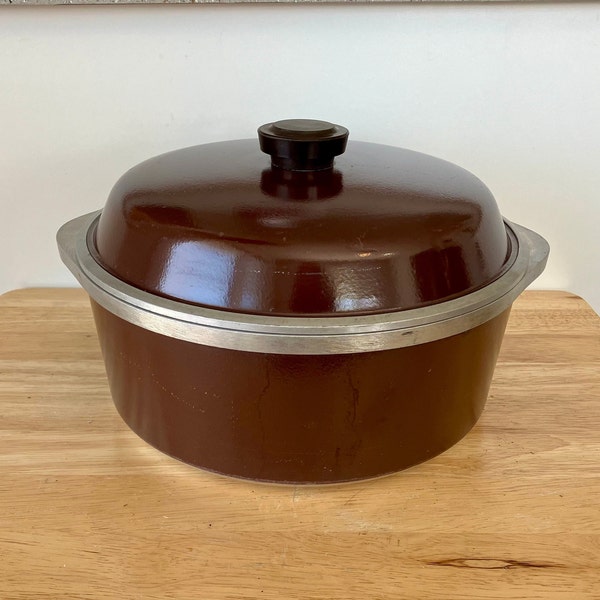 Dutch oven and domed lid, cast aluminum, large soup pot, roast pot, brown, 4 Qt, vintage. Oven proof, stovetop safe.