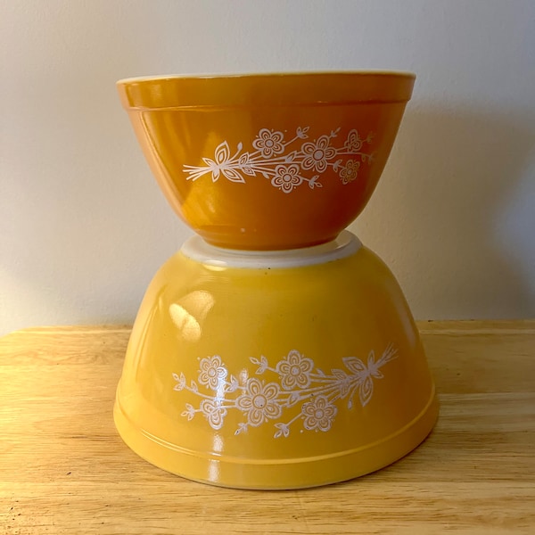 Pyrex bowls, Butterfly Gold, set of 2 nesting bowls, #401 750 ml, #402 1.5 l. Vintage milk glass, oven and microwave safe.