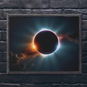 Può includere: Una fotografia di un'eclissi solare con una sagoma scura della luna davanti al sole. I raggi del sole sono visibili attorno alla luna, creando un effetto alone.