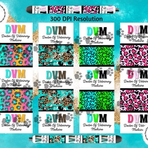 Può includere: Dodici adesivi digitali stampabili con una varietà di disegni a stampa leopardata. Ogni adesivo presenta il testo "DVM Doctor of Veterinary Medicine".