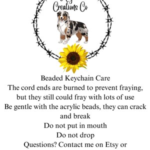 K&ouml;nnte beinhalten: Ein Perlen-Schl&uuml;sselanh&auml;nger mit einem Australian Shepherd in Blue Merle und einer Sonnenblume. Der Text "Alysia Creations Co." befindet sich in einem Stacheldrahtkreis. Der Text "Beaded Keychain Care" steht oben im Bild. Der Text darunter lautet: "Die Kordelenden sind verbrannt, um ein Ausfransen zu verhindern, aber sie k&ouml;nnen bei viel Gebrauch trotzdem ausfransen. Seien Sie vorsichtig mit den Acrylperlen, sie k&ouml;nnen rei&szlig;en und brechen. Nicht in den Mund nehmen. Nicht fallen lassen. Fragen? Kontaktieren Sie mich auf Etsy oder Facebook @ Alysia's Creations. Vielen Dank f&uuml;r Ihre Bestellung!"