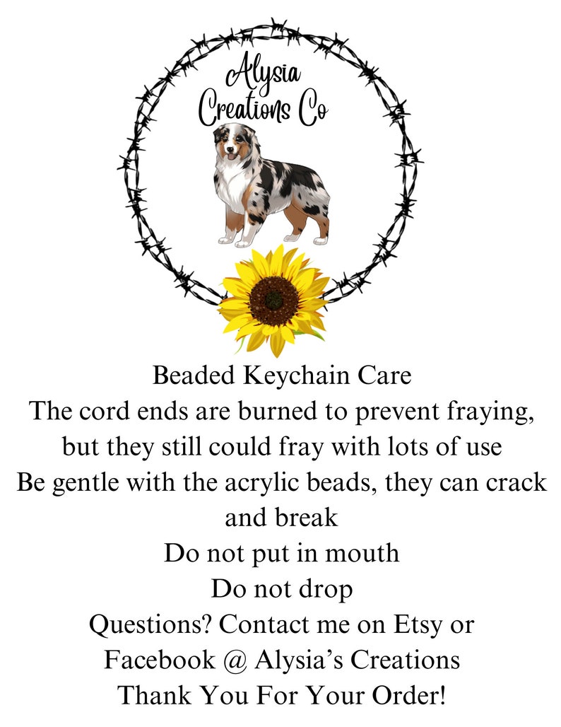 K&ouml;nnte beinhalten: Ein Perlen-Schl&uuml;sselanh&auml;nger mit einem Australian Shepherd in Blue Merle und einer Sonnenblume. Der Text "Alysia Creations Co." befindet sich in einem Stacheldrahtkreis. Der Text "Beaded Keychain Care" steht oben im Bild. Der Text darunter lautet: "Die Kordelenden sind verbrannt, um ein Ausfransen zu verhindern, aber sie k&ouml;nnen bei viel Gebrauch trotzdem ausfransen. Seien Sie vorsichtig mit den Acrylperlen, sie k&ouml;nnen rei&szlig;en und brechen. Nicht in den Mund nehmen. Nicht fallen lassen. Fragen? Kontaktieren Sie mich auf Etsy oder Facebook @ Alysia's Creations. Vielen Dank f&uuml;r Ihre Bestellung!"