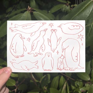 Cartão-postal de pinguim! Impressão artística de pequenos pinguins brincalhões